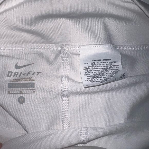 Women’s White Nike Dri-Fit Tennis Skirt with Built in Shorts Size Medium - Picture 2 of 2